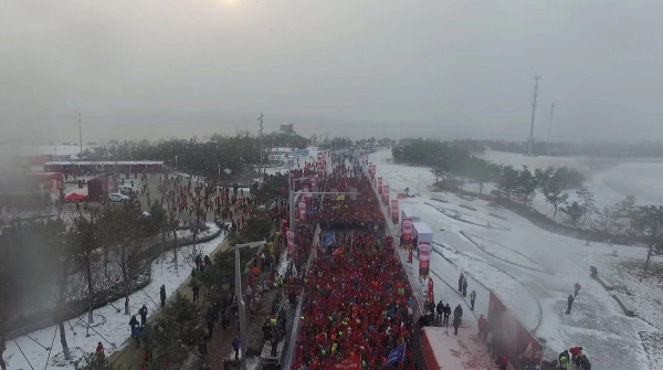 2019新年第一天 烟台金沙滩一片“爆红”映瑞雪