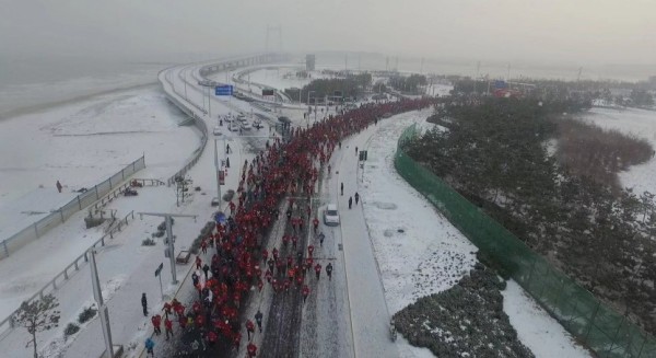 2019新年第一天 烟台金沙滩一片“爆红”映瑞雪