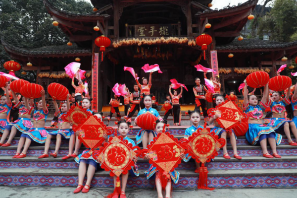 湖南卫视《新春走基层·爱上芙蓉镇》，春节陪你过“神秘湘西土家年”