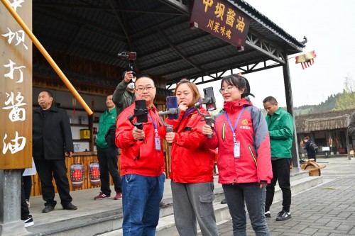 四川江油举办中坝酱油开坛仪式，数万游客线上线下打酱油