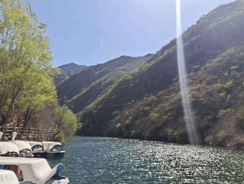 春暖花开踏青季 来北京双龙峡乘坐小火车感受如诗的美景