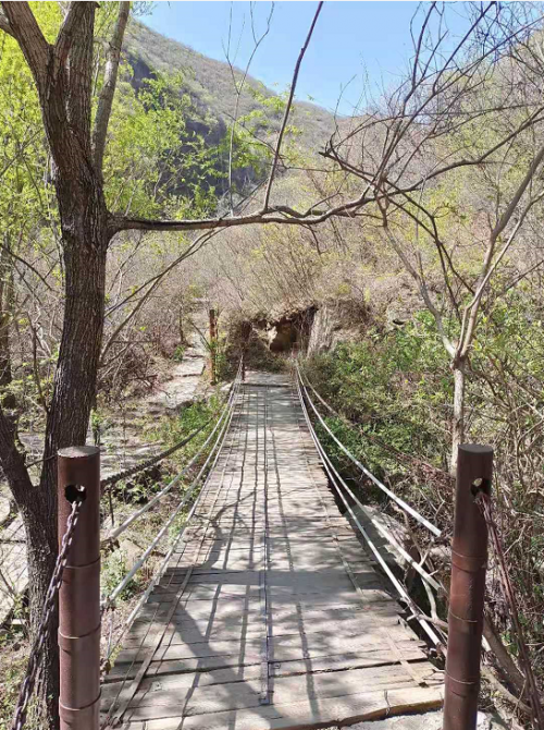 春暖花开踏青季 来北京双龙峡乘坐小火车感受如诗的美景