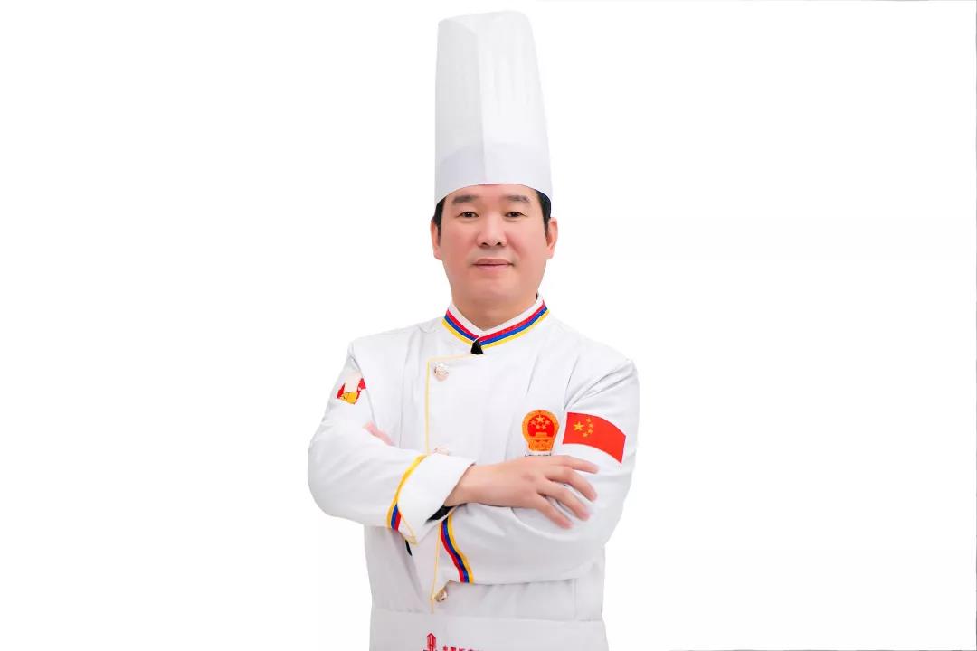 6月26日味道中国鼎厨大赛特邀歌手杨培显助阵《大厨兄弟》