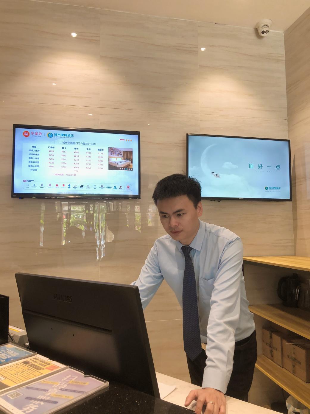 城市便捷酒店紧急救助客人，散发温暖力量