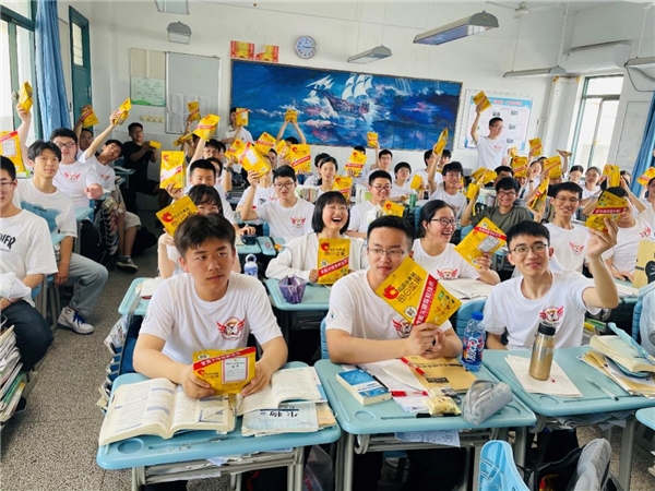 洽洽小黄袋每日坚果为学生营养加餐，助力上万学子金榜题名