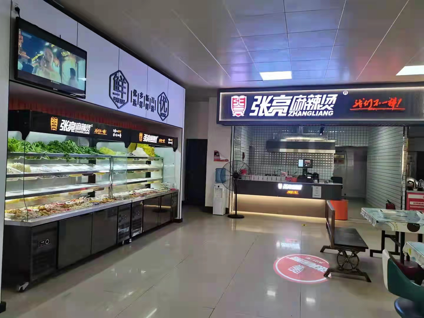 张亮麻辣烫“入学深造”，热门美食校园报道！