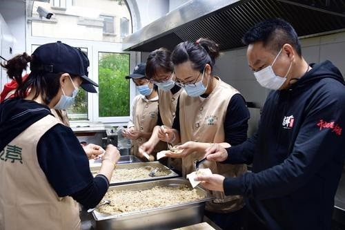 吉祥馄饨携手吉大总裁班，开启关爱老人暖心公益活动
