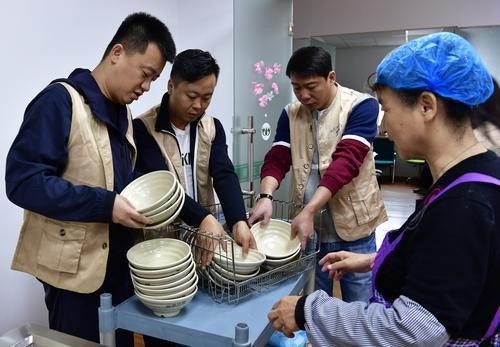 吉祥馄饨携手吉大总裁班，开启关爱老人暖心公益活动