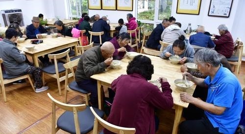 吉祥馄饨携手吉大总裁班，开启关爱老人暖心公益活动