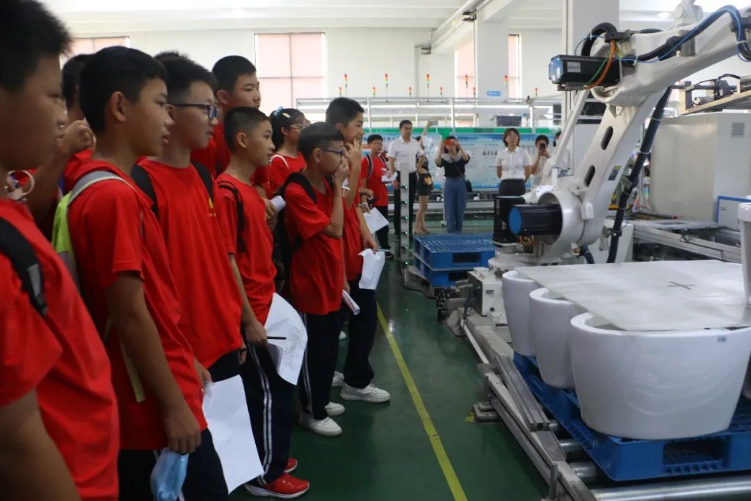 走进欧路莎卫浴工厂 莘莘学子感受中国智造的力量