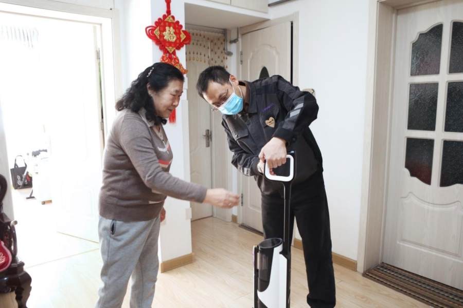 青岛退休老人买洗地机，海尔智家服务兵上门指导获点赞