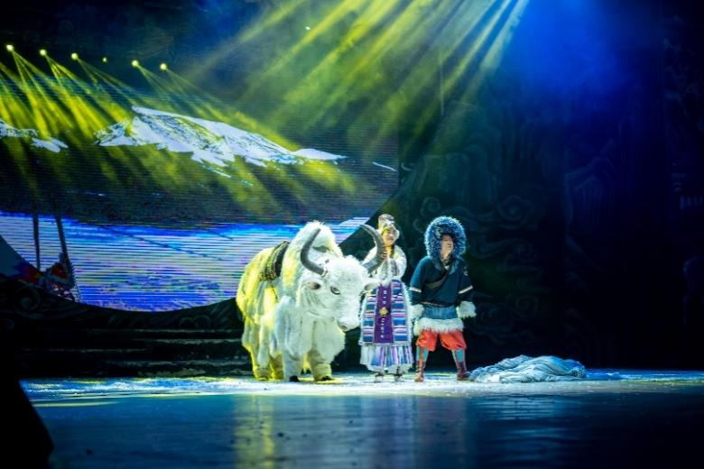 天湖畔的藏族小伙姑娘们又来京演出啦，这回换个演出方式带来不一样的惊喜与感动