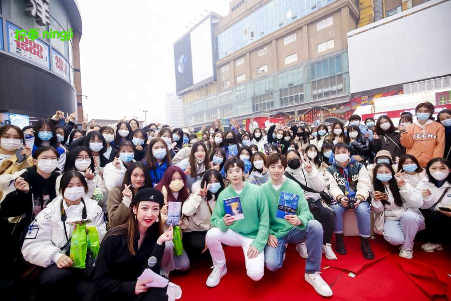 柠季武汉再添一店！北大偶像双胞胎作家亲手调制柠檬茶引围观