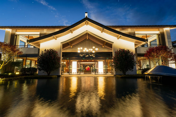 “宅酒店”成为年轻人主流度假方式，伟光汇通推出高端度假酒店品牌“琢舍”，构建文旅产业生态体系