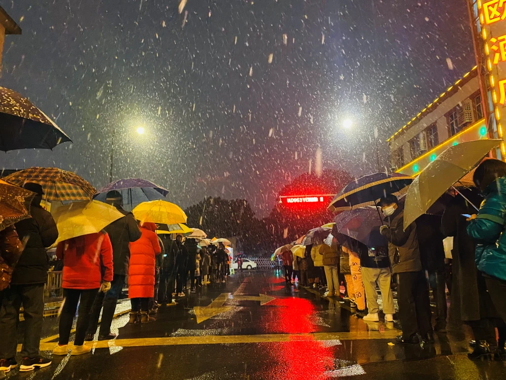 “疫”起担当，为众人抱薪｜海澜之家连夜送温暖，超1129万元羽绒服抵达抗疫一线