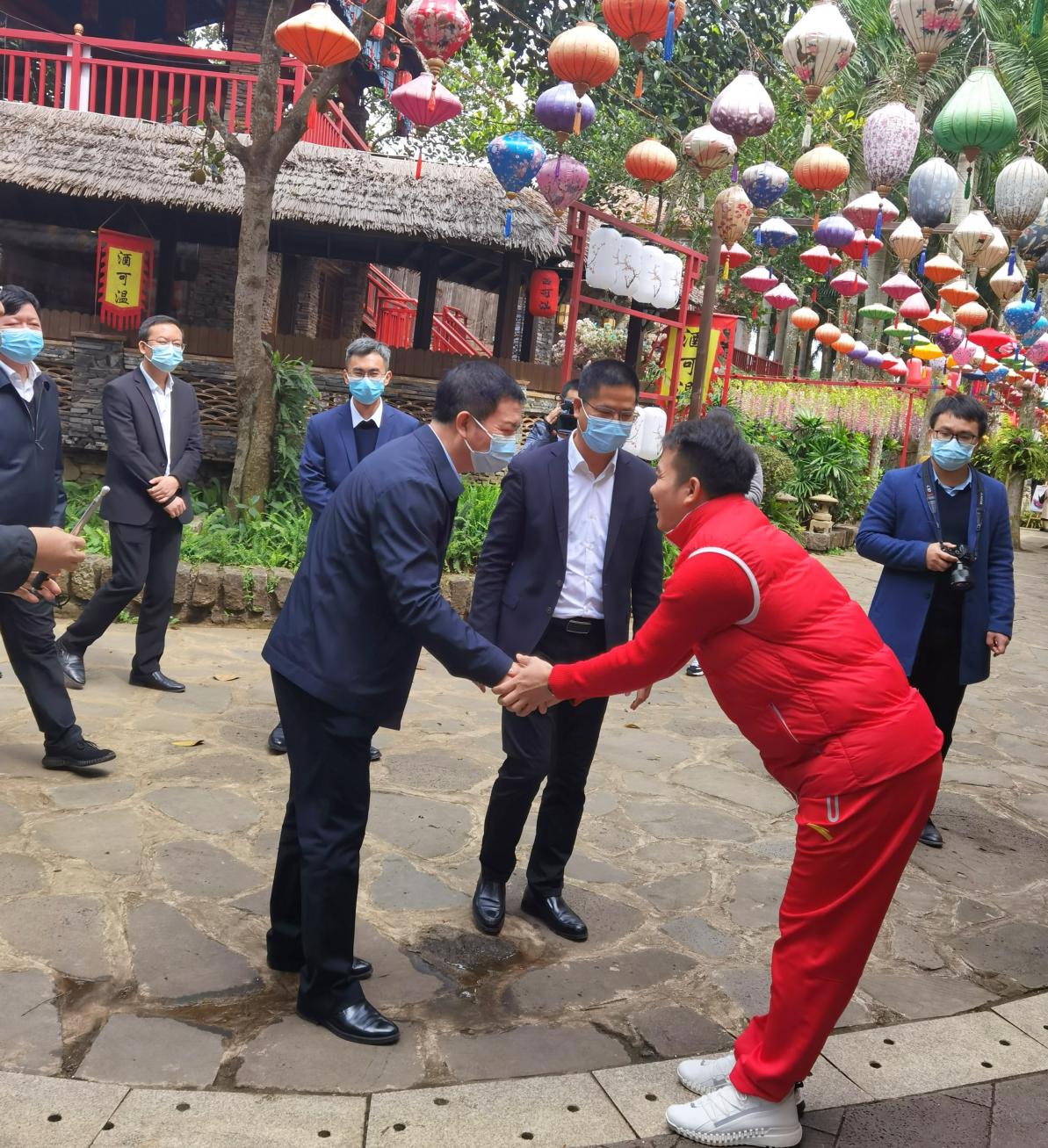 湛江市市长曾进泽莅临腾艺龍狮客栈