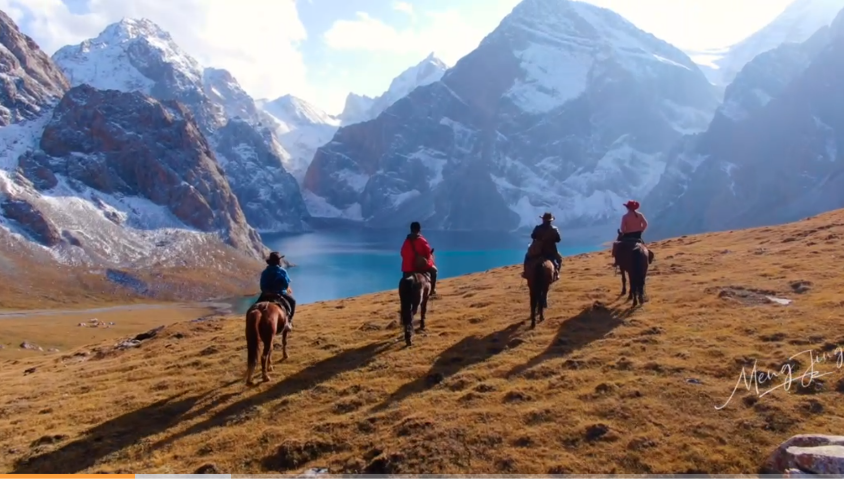 新疆丝路古道推出新玩法：直飞露营天堂湖