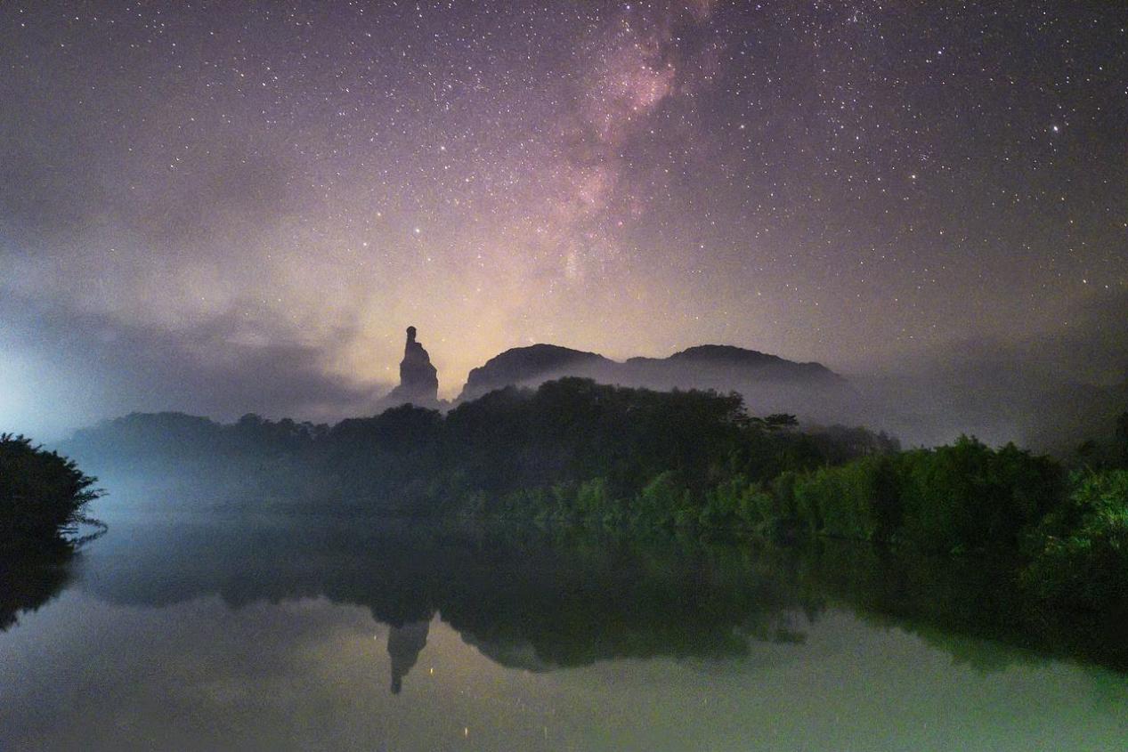 靠近天际， Booking.com缤客带着孩子手摘星辰！