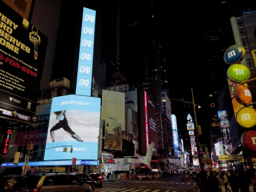 吨吨BOTTLED JOY X王一博惊喜降临纽约时代广场，与世界一起”喝水进入吨吨时代“