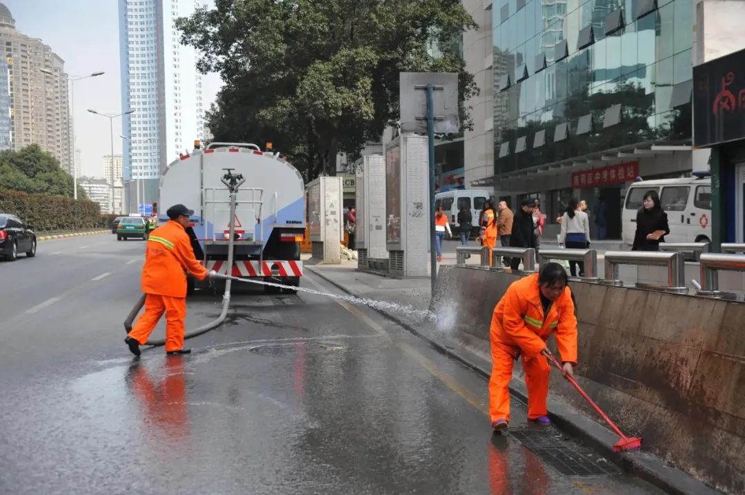 清洁快讯 | 环卫趣闻 | 雨天为何还要洒水？关于环卫的那些事，这里有答案