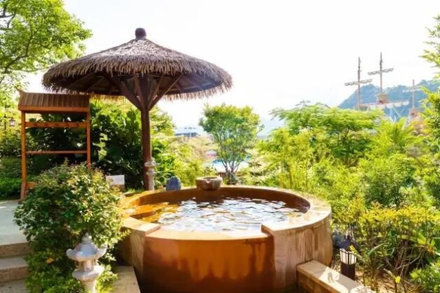 广东威浪仕空气源热泵助力！让泡温泉更健康、更有仪式感