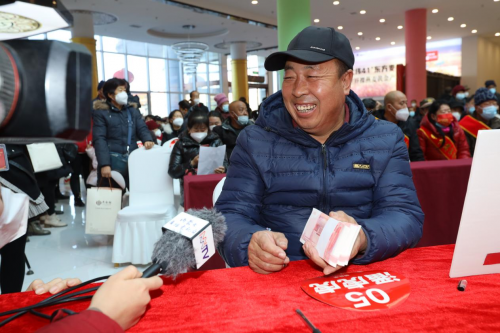 种粮农户参加燕谷坊粮款发放活动，现场表彰10位种粮大户