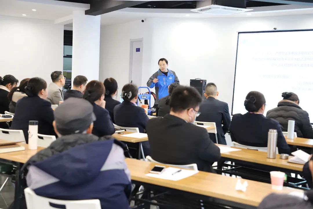 清洁快讯丨建邺区物协调研考察南京嘉得力并颁发会员证书