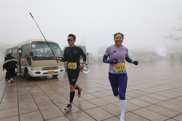 “银杏越千年 踏秋寻西游”千名登山爱好者用脚步丈量山间美景