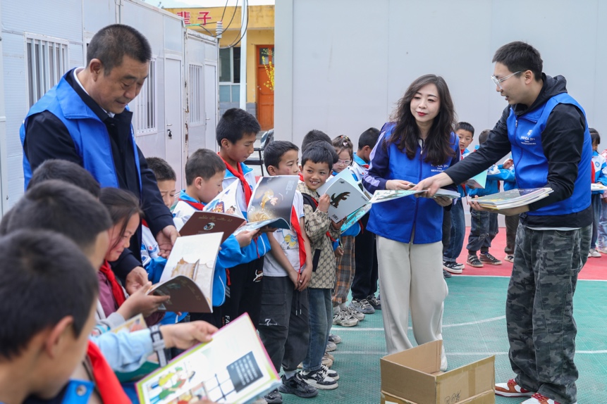 世界读书日临夏天元万达锦华酒店探访临夏积石山乡村小学 开展“童书乐捐”阅读体验日活动