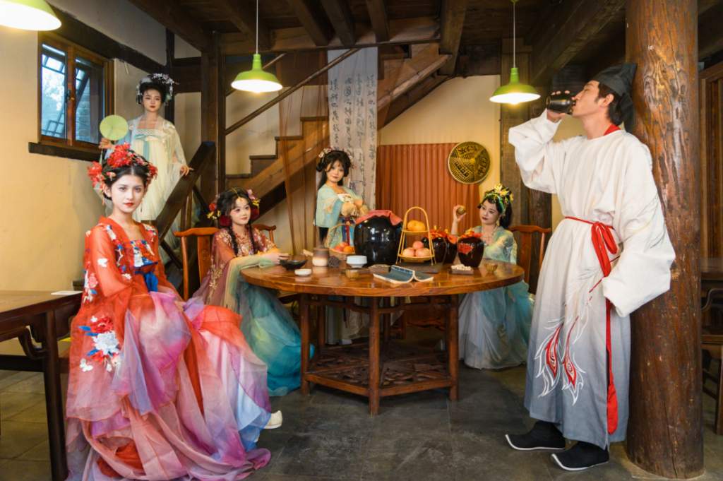 古北水镇五一开启“机器时代”文旅新体验，科技赋能重塑传统文化场景