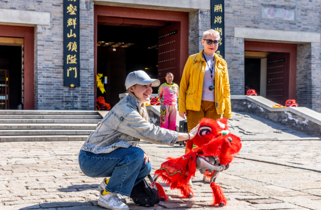 古北水镇五一开启“机器时代”文旅新体验，科技赋能重塑传统文化场景