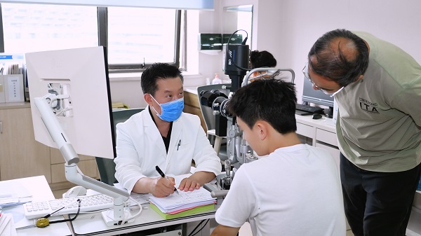 暑期大学生做近视手术摘镜就找北京茗视光眼科周跃华教授